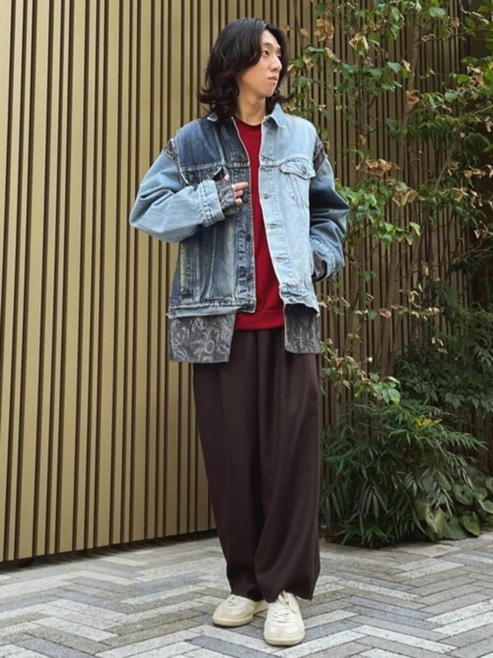 「赤、レイヤードスタイル、休日スタイル、ワイドパンツ、トラウザーパンツ、白スニーカー、カジュアルコーデ、メンズファッション、秋コーデ」｜「markaの【MARKA / マーカ】CREW NECK（ニット/セーター、レッド系）」を使った、417 officialさん（メンズ・168cm）の秋コーディネートの1枚目の写真
