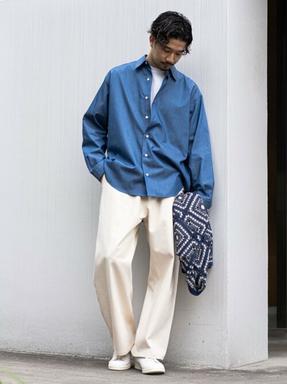ブルー系のシャツ/ブラウス、ホワイト系のスニーカーを着用したメンズの冬コーディネートの1枚目の写真