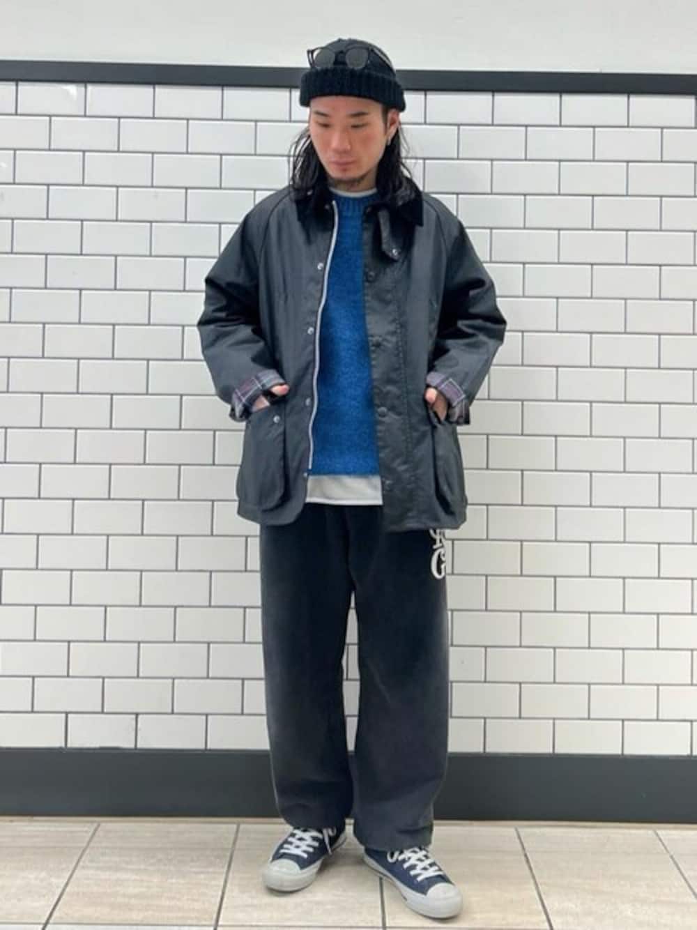 ブラック系のその他アウター、ブルー系のニット/セーター、ブラック系のスウェットパンツを着用したメンズの冬コーディネートの1枚目の写真