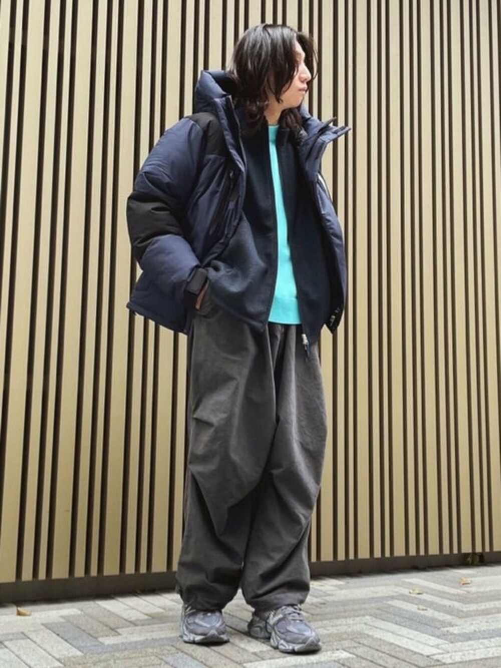 ブルー系のダウンジャケット/コート、ブルー系のその他アウター、ブルー系のニット/セーターを着用したメンズの冬コーディネートの1枚目の写真