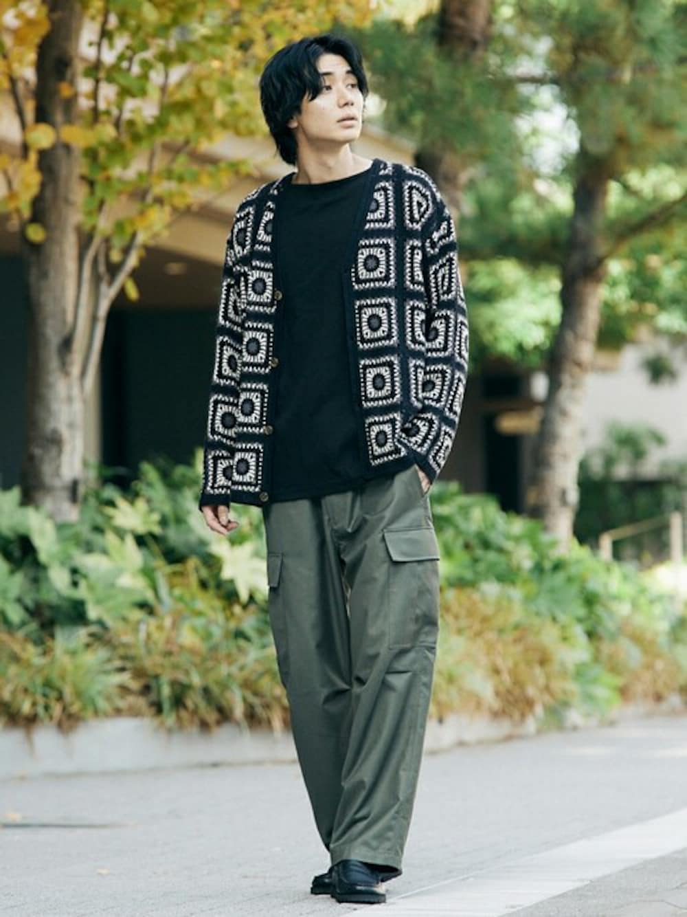 ブラック系のカーディガン/ボレロ、グリーン系のカーゴパンツを着用したメンズの冬コーディネートの1枚目の写真