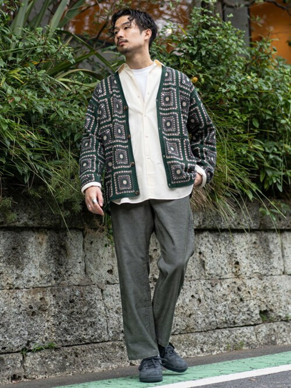 グリーン系のカーディガン/ボレロ、ホワイト系のシャツ/ブラウス、グレー系のスニーカーを着用したメンズの冬コーディネートの1枚目の写真