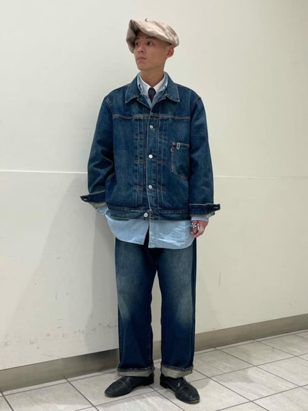 ブルー系のデニムジャケット、ブルー系のデニムパンツを着用したメンズの冬コーディネートの1枚目の写真