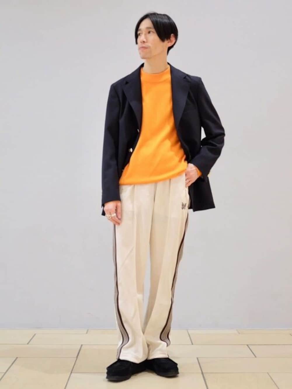 ブルー系のテーラードジャケット、オレンジ系のニット/セーターを着用したメンズの冬コーディネートの1枚目の写真