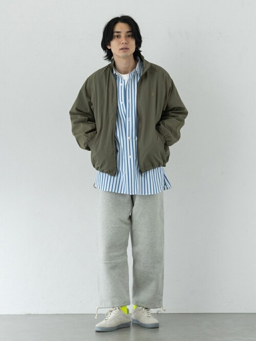 グリーン系のマウンテンパーカー、ブルー系のシャツ/ブラウスを着用したメンズの冬コーディネートの1枚目の写真