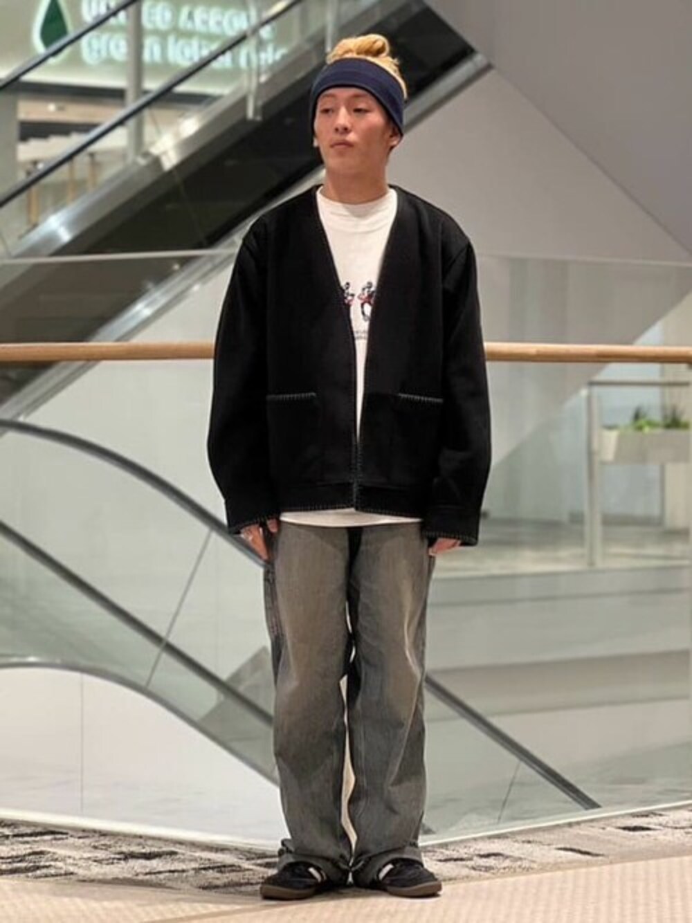 ブラック系のカーディガン/ボレロ、ホワイト系のTシャツ/カットソーを着用したメンズの冬コーディネートの1枚目の写真