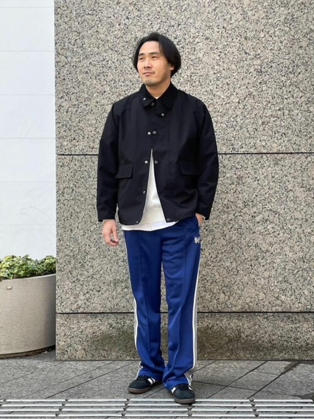 ブラック系のカバーオール、ホワイト系のニット/セーターを着用したメンズの冬コーディネートの1枚目の写真