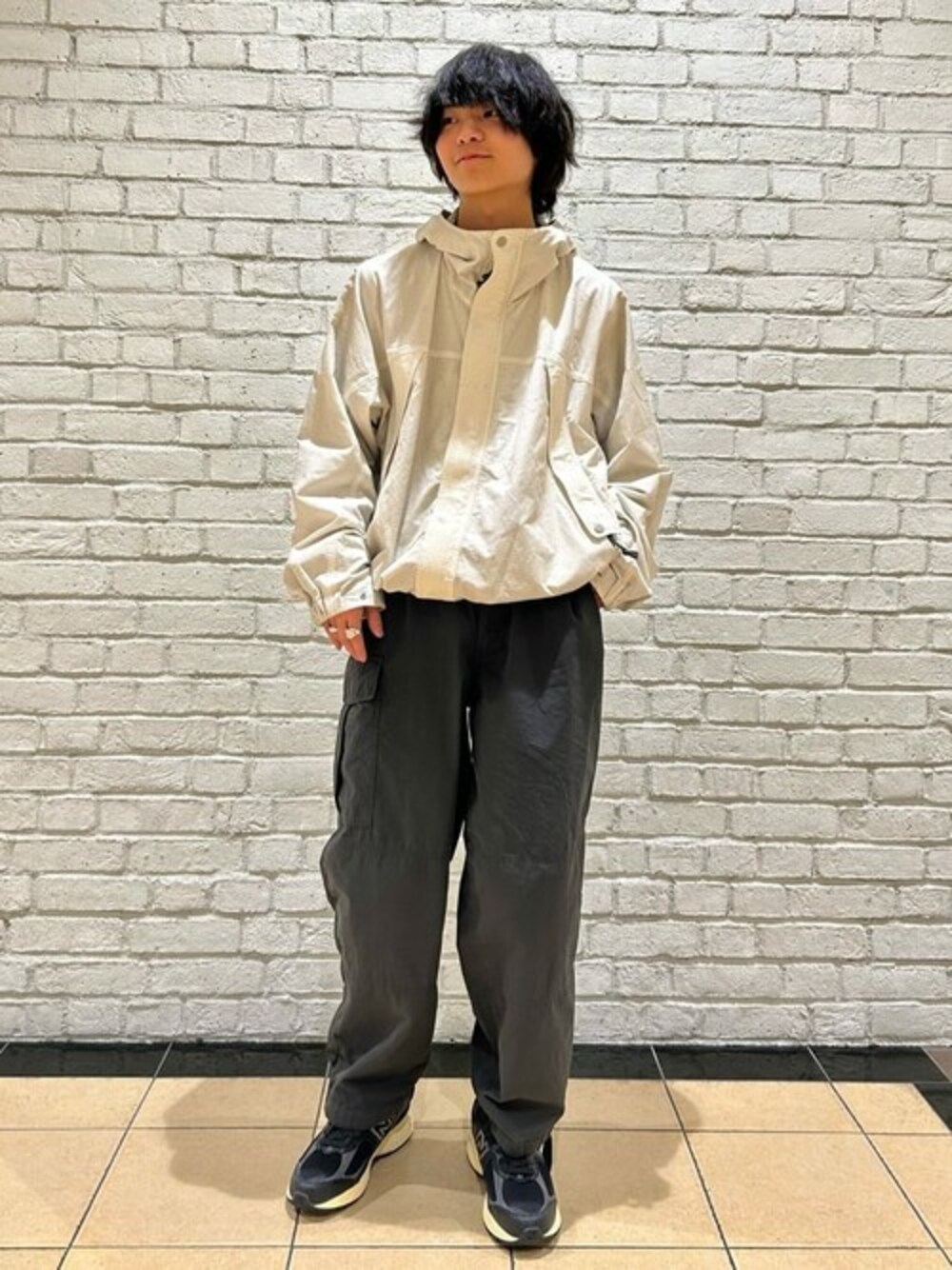 「マウンテンパーカー、カーゴパンツ、スポーツミックス、休日スタイル、ユニセックス、シンプルコーデ、春コーデ、ライトアウター、メンズファッション、春服みてみて」｜「417 EDIFICEのマウンテンショートパーカー / mountain short parka（マウンテンパーカー、グレー系）」を使った、417 officialさん（メンズ・176cm）の春コーディネートの1枚目の写真