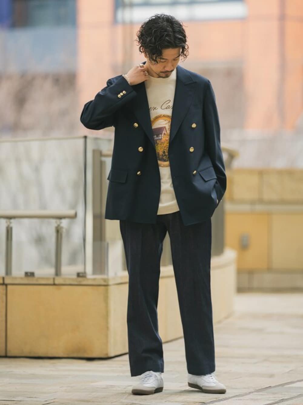 ブルー系のテーラードジャケット、ブルー系のデニムパンツ、ホワイト系のスニーカーを着用したメンズの春コーディネートの1枚目の写真