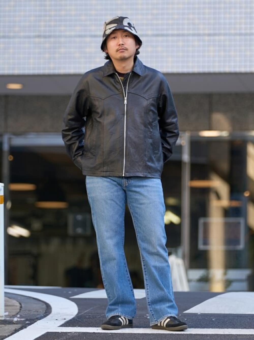 ブルー系のデニムパンツを着用したメンズの春コーディネートの1枚目の写真