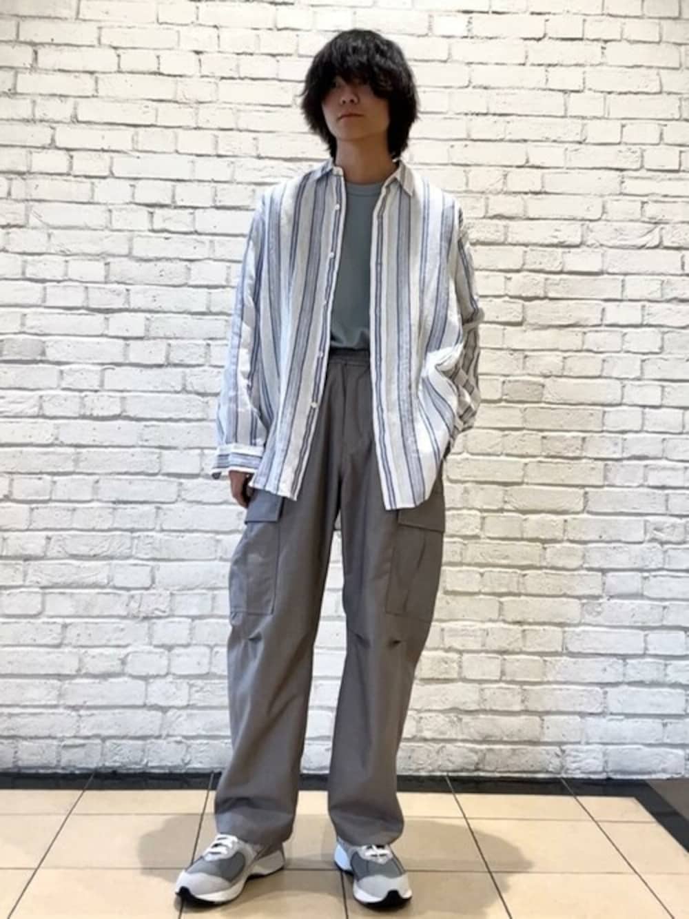 その他のシャツ/ブラウス、グリーン系のTシャツ/カットソー、グレー系のカーゴパンツを着用したメンズの春コーディネートの1枚目の写真