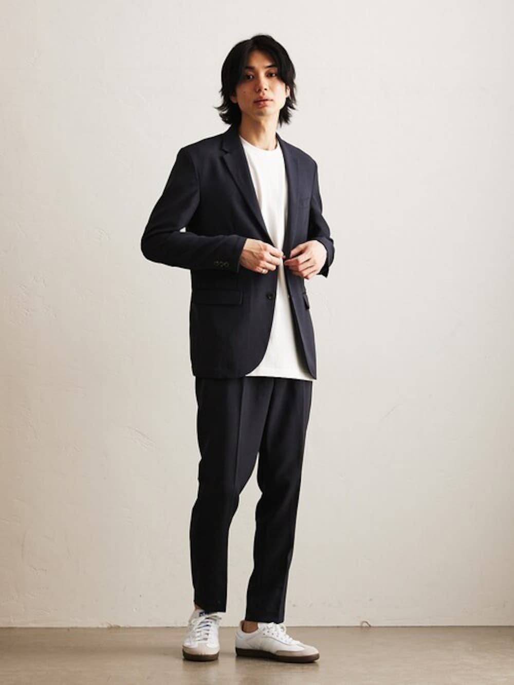 ブルー系のセットアップ、ホワイト系のTシャツ/カットソーを着用したメンズの春コーディネートの1枚目の写真