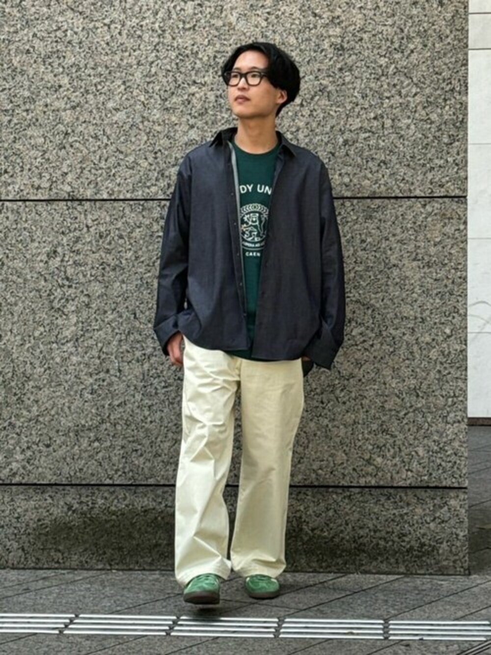 ブルー系のシャツ/ブラウス、グリーン系のTシャツ/カットソー、ホワイト系のスラックスを着用したメンズの春コーディネートの1枚目の写真