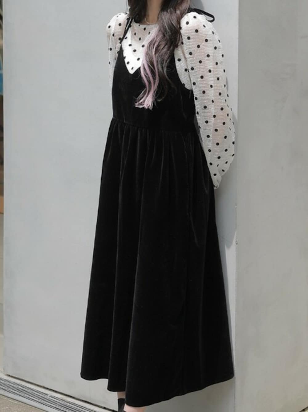 ブラック系のセットアップを着用したレディースの冬コーディネートの1枚目の写真