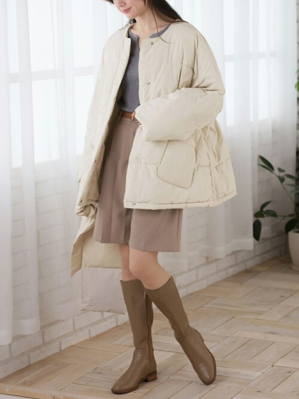 ホワイト系のダウンジャケット/コートを着用したレディースの冬コーディネートの1枚目の写真