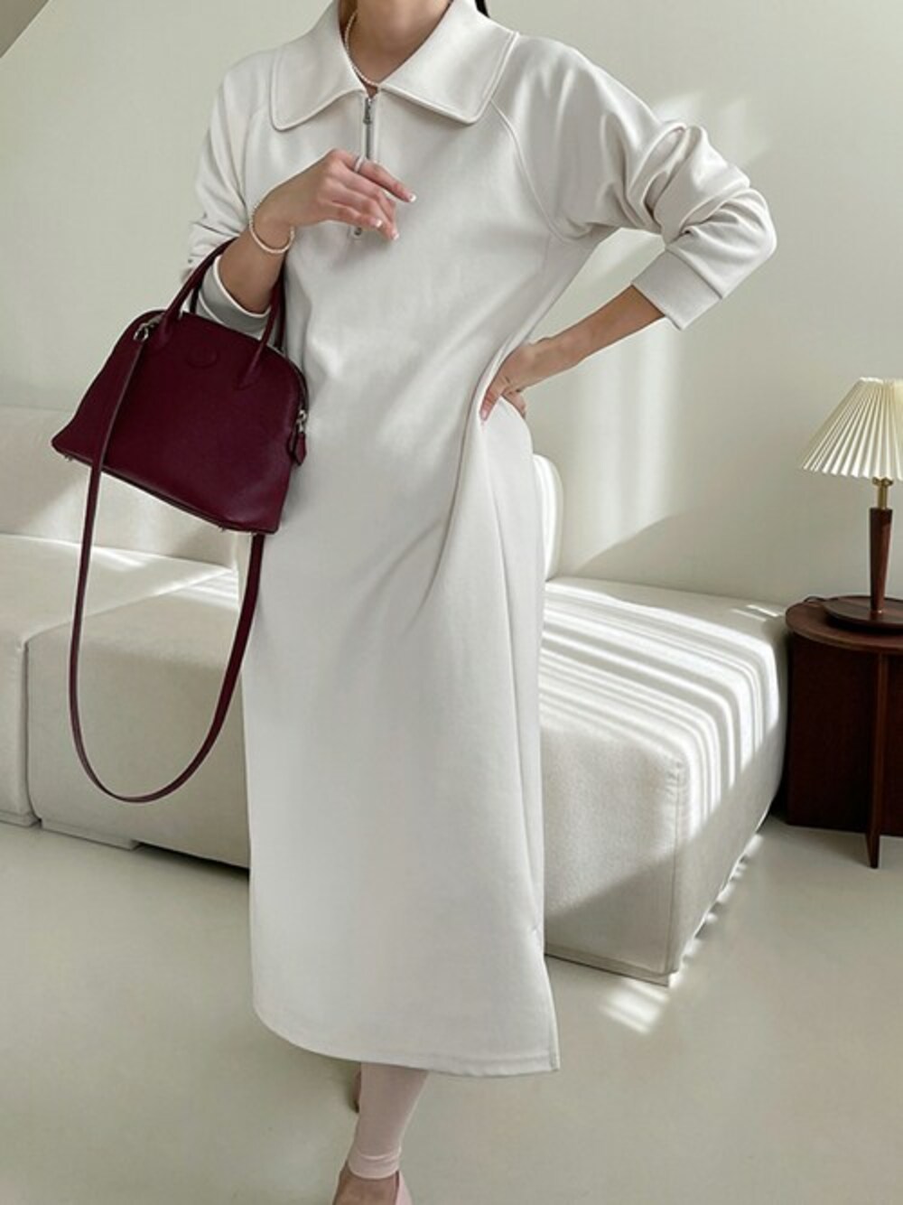 ホワイト系のワンピースを着用したレディースの春コーディネートの1枚目の写真