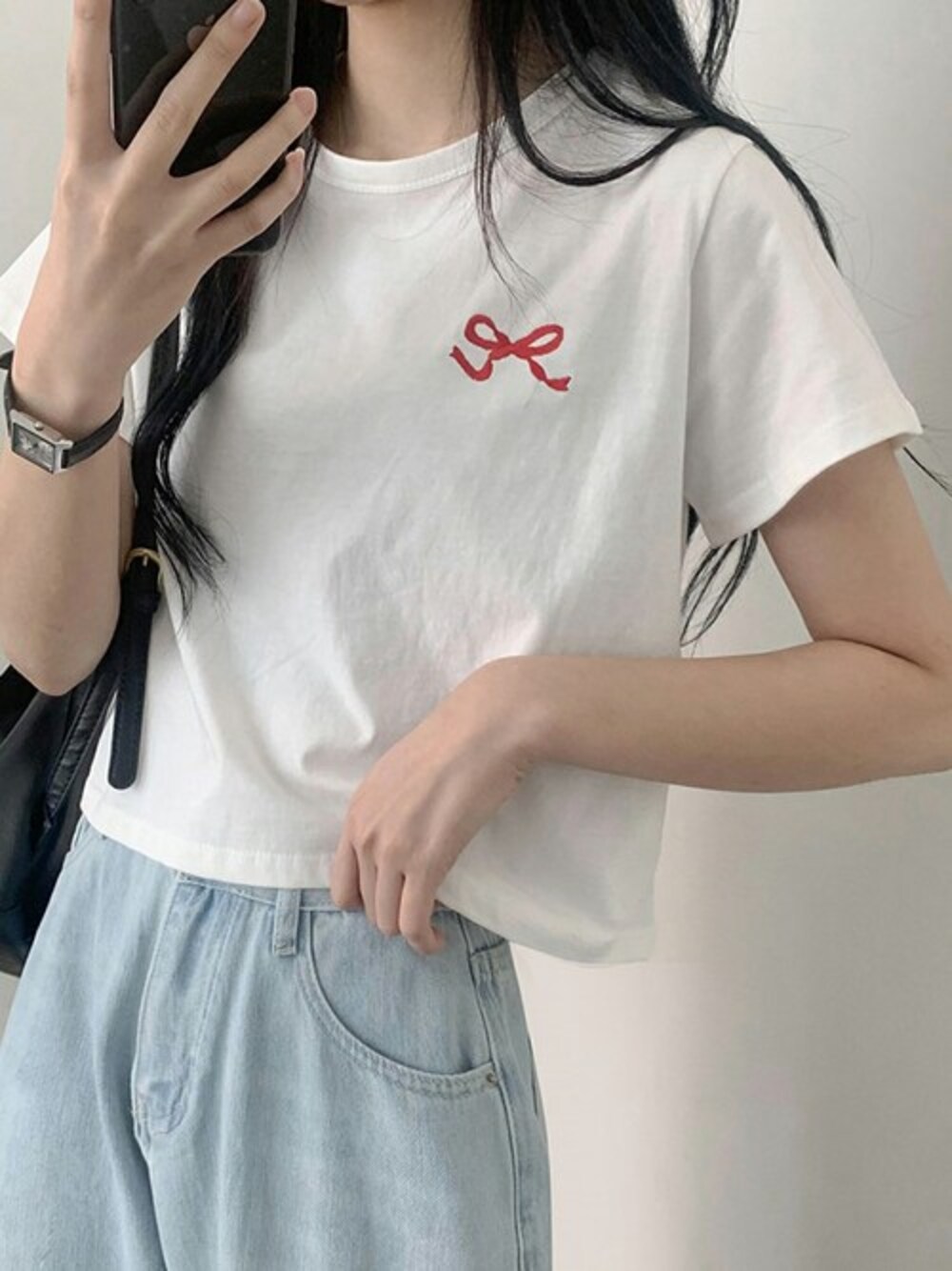 ホワイト系のTシャツ/カットソーを着用したレディースの春コーディネートの1枚目の写真