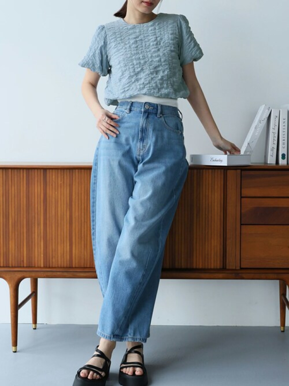 ブルー系のシャツ/ブラウスを着用したレディースの春コーディネートの1枚目の写真