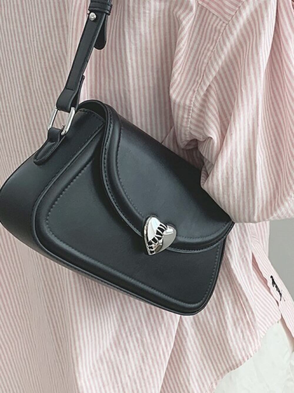 ブラック系のショルダーバッグを着用したレディースの春コーディネートの1枚目の写真