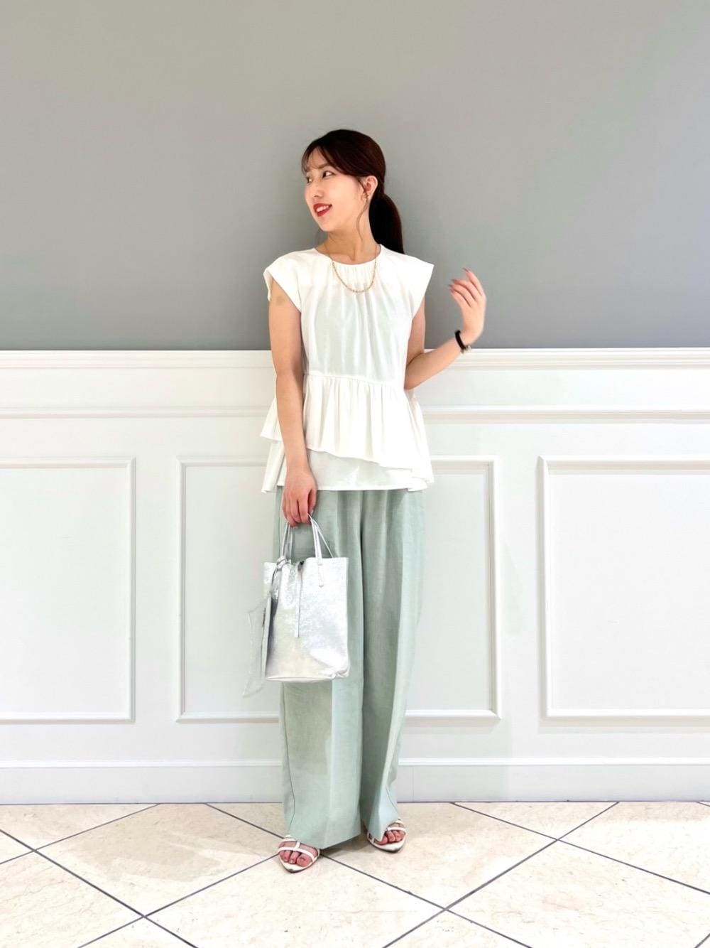 シルバー系のトートバッグ、グリーン系のその他パンツ、ホワイト系のTシャツ/カットソーを着用したレディースの夏コーディネートの1枚目の写真