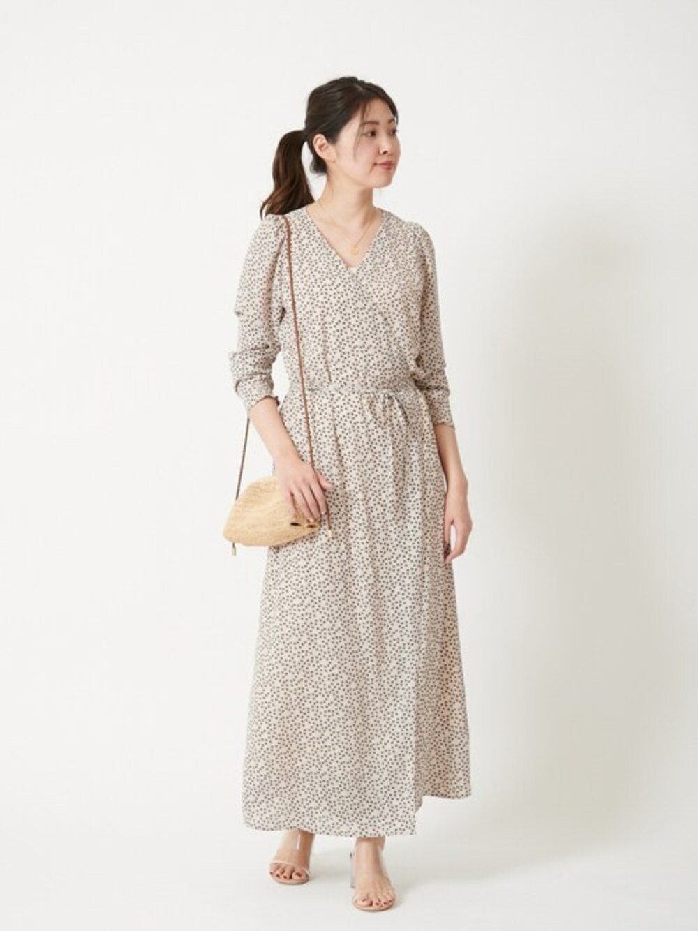「ワンピース、花柄、サンダル、ロングワンピース、春コーデ、ubyspickspan」｜「U by SPICK&SPANの≪追加≫カシュクール フラワープリントドレス2（ワンピース、ホワイト系）」を使った、sayakaさん（レディース・161cm）の春コーディネートの1枚目の写真