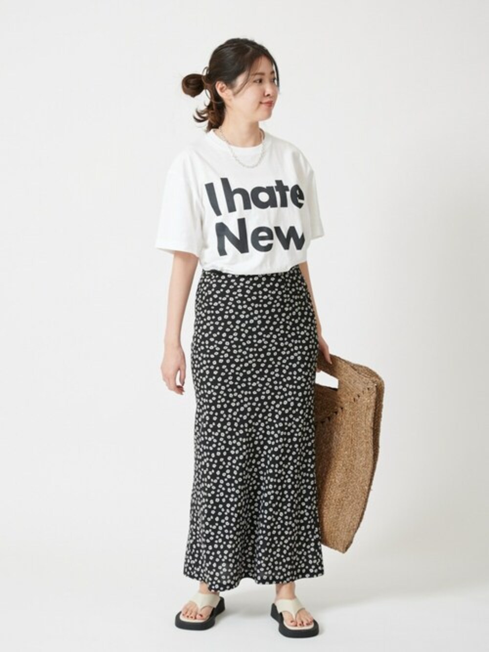 「ロゴT、Tシャツ、ロングスカート、サンダル、花柄スカート、ubyspickspan」｜「U by SPICK&SPANの【GMT/ジーエムティー】 I Hate New Tee◆（Tシャツ/カットソー、ホワイト系）」を使った、sayakaさん（レディース・161cm）の春コーディネートの1枚目の写真