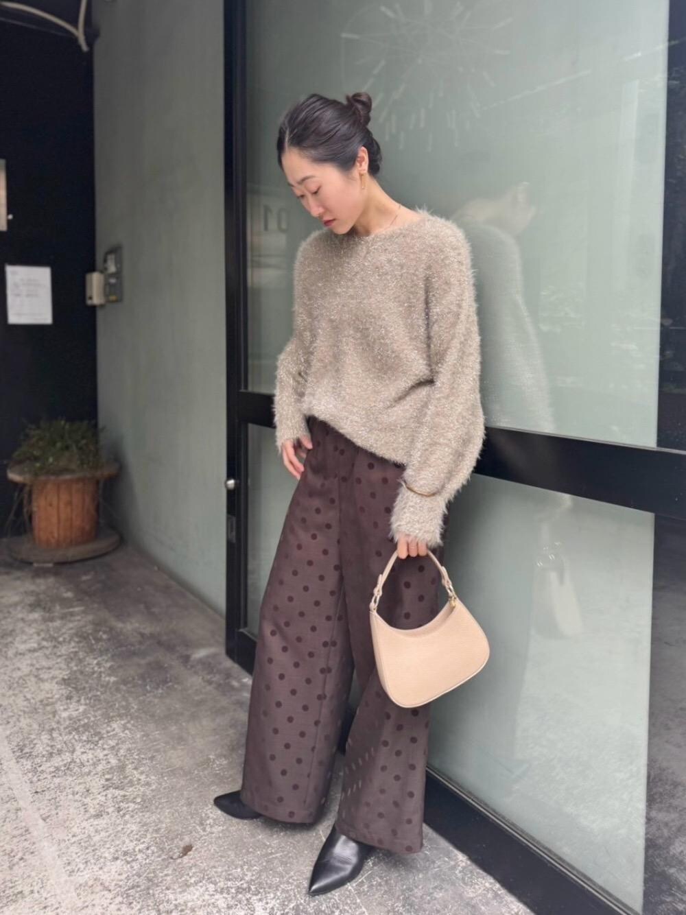 ブラウン系のその他パンツ、ベージュ系のニット/セーターを着用したレディースの秋コーディネートの1枚目の写真