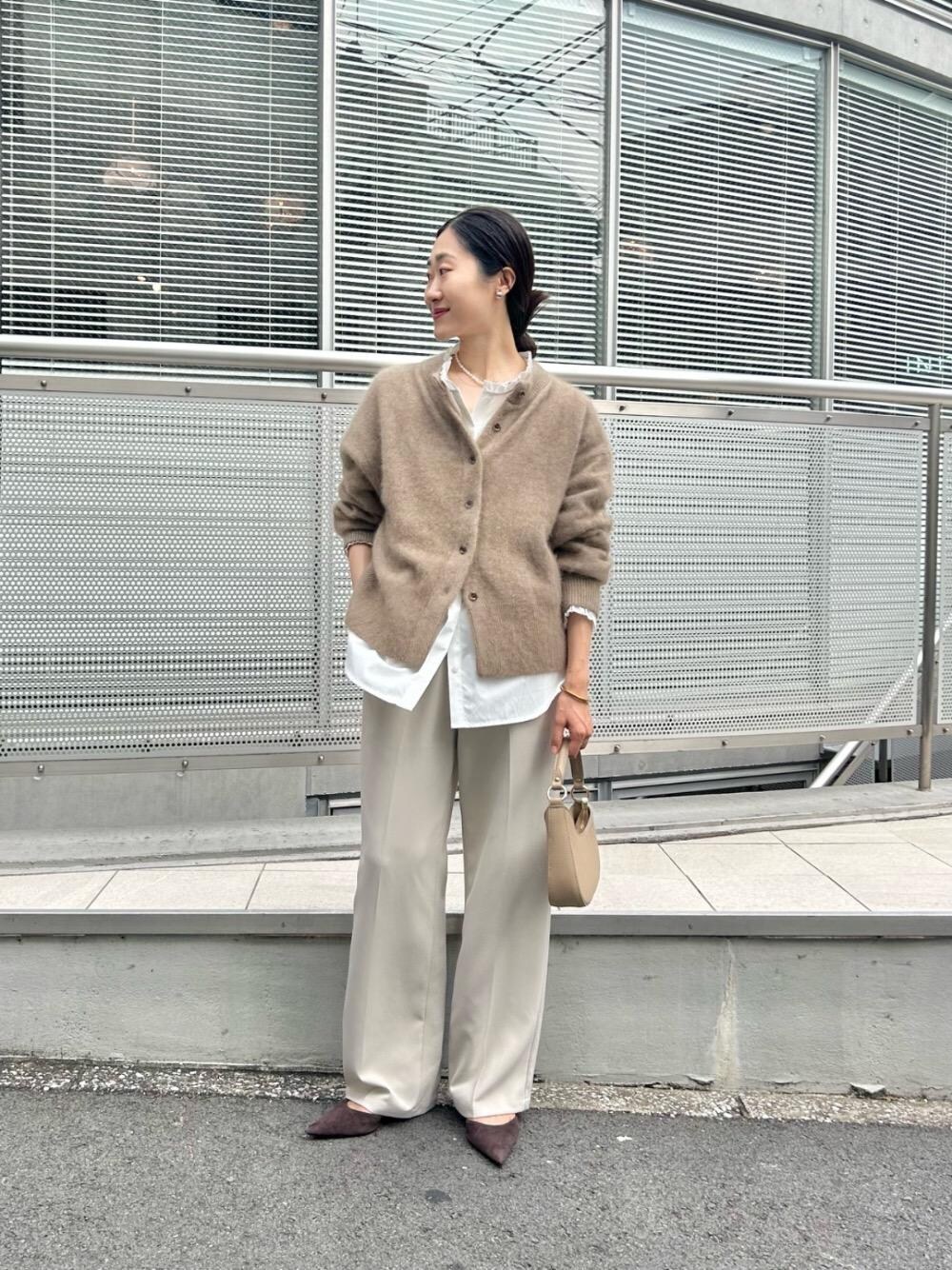 ベージュ系のその他パンツ、ホワイト系のシャツ/ブラウスを着用したレディースの秋コーディネートの1枚目の写真