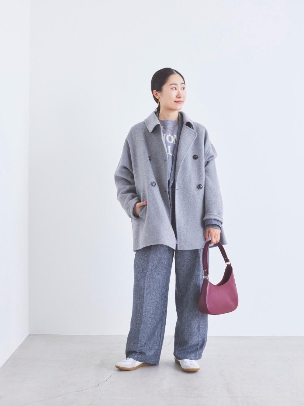 グレー系のその他アウター、グレー系のニット/セーター、グレー系のその他アウターを着用したレディースの秋コーディネートの1枚目の写真