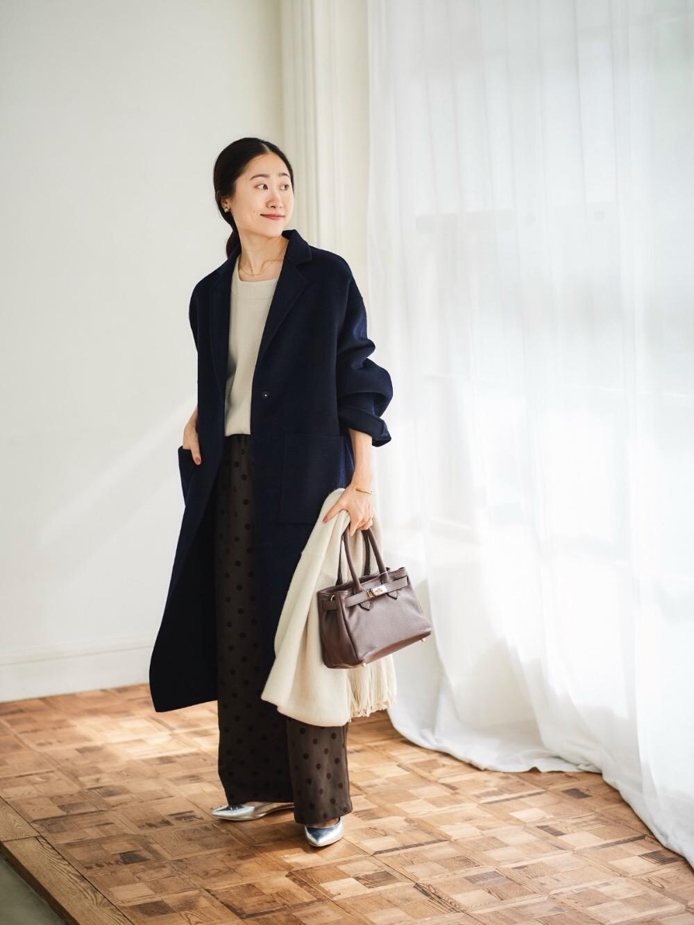 ブルー系のその他アウター、ベージュ系のTシャツ/カットソー、ブラウン系のその他パンツを着用したレディースの秋コーディネートの1枚目の写真