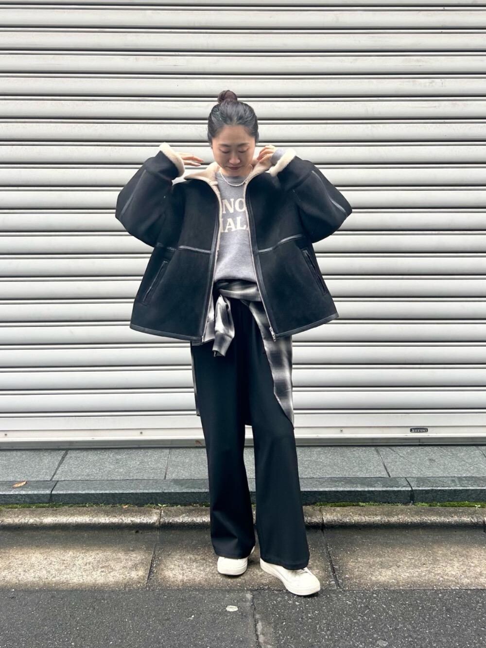 グレー系のニット/セーター、ブラック系のその他パンツ、ブラック系のブルゾンを着用したレディースの秋コーディネートの1枚目の写真