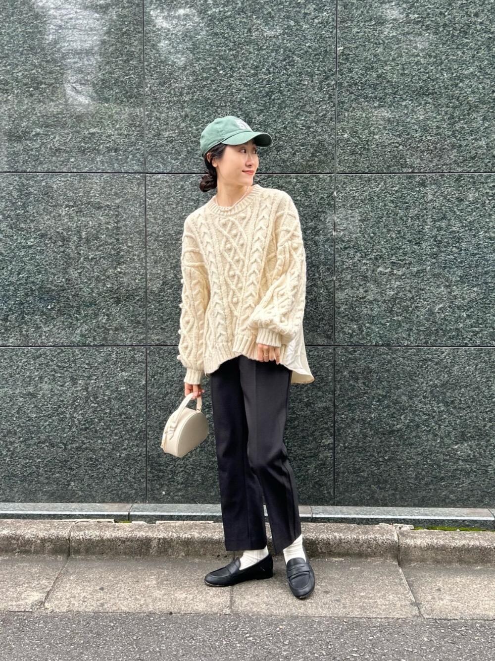 ブラック系のその他パンツ、ホワイト系のニット/セーターを着用したレディースの秋コーディネートの1枚目の写真