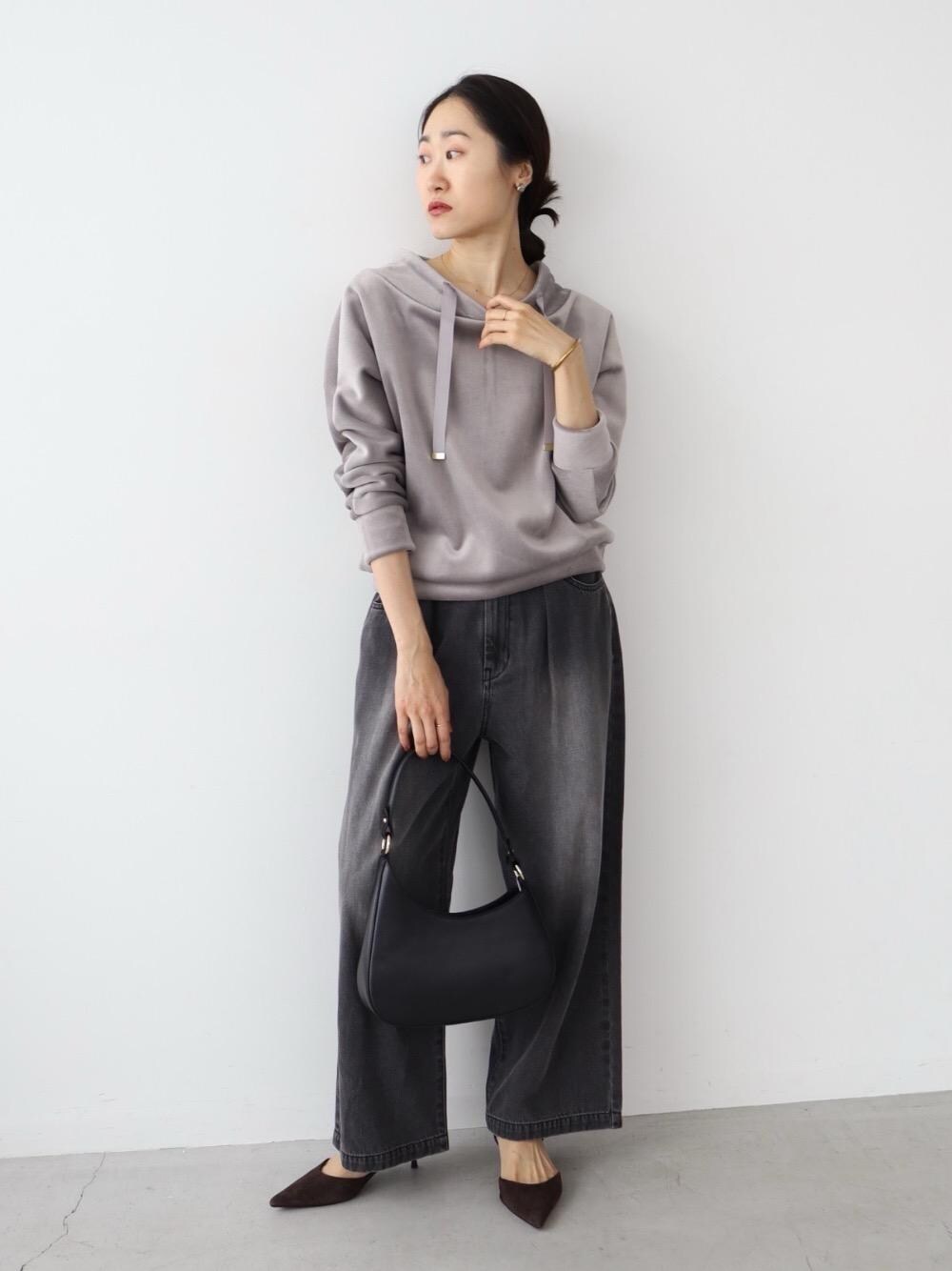 ブラック系のデニムパンツ、ブラック系のショルダーバッグを着用したレディースの秋コーディネートの1枚目の写真