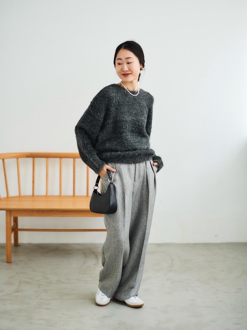 グレー系のその他パンツ、グレー系のニット/セーター、ブラック系のショルダーバッグを着用したレディースの冬コーディネートの1枚目の写真