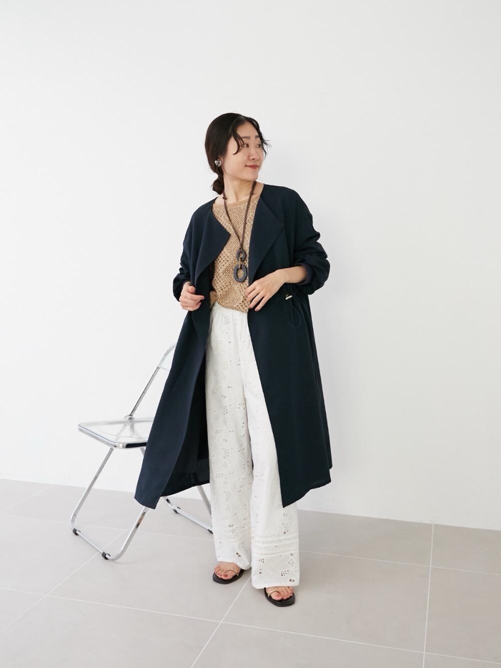 ホワイト系のその他パンツ、イエロー系のニット/セーター、ブルー系のノーカラーコートを着用したレディースの春コーディネートの1枚目の写真