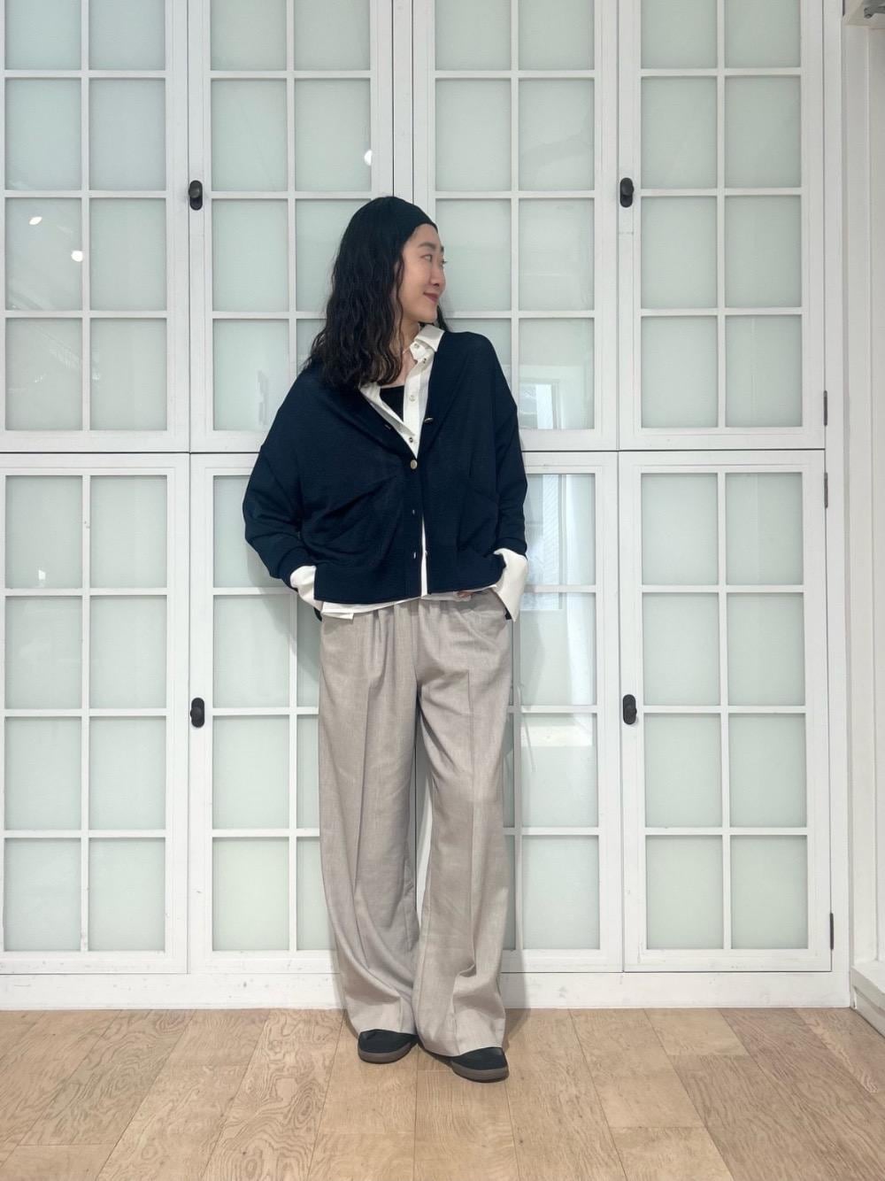 ホワイト系のシャツ/ブラウス、ブルー系のカーディガン/ボレロ、ベージュ系のその他パンツを着用したレディースの春コーディネートの1枚目の写真