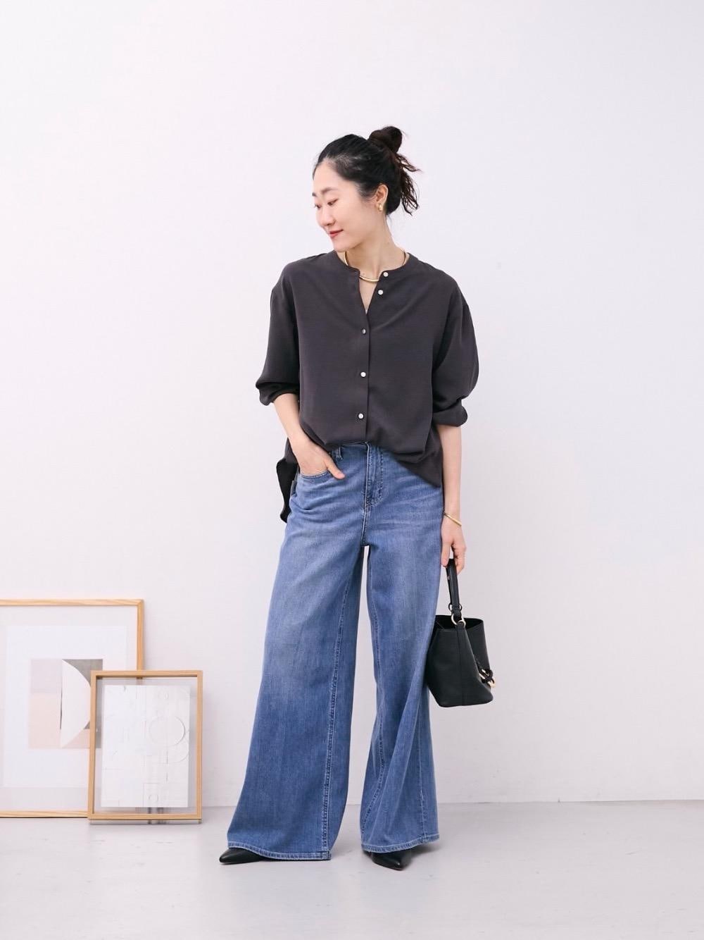 ブラック系のパンプス、グレー系のシャツ/ブラウス、ブラック系のショルダーバッグを着用したレディースの冬コーディネートの1枚目の写真