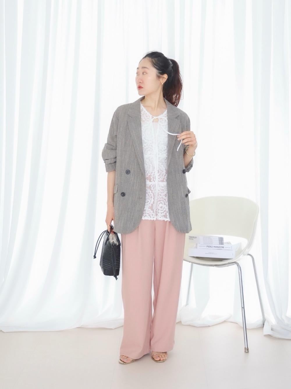 ブラック系のテーラードジャケット、ブラック系のトートバッグ、ピンク系のその他パンツを着用したレディースの冬コーディネートの1枚目の写真