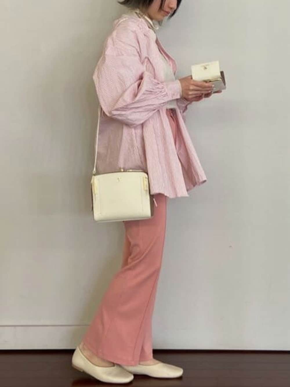 「カラーパンツ、ショルダーバッグ、春コーデ、ミニバッグ、Samantha Thavasa、ピンクコーデ、カラーコーデ、サマンサタバサ、私の推しブランド」｜「Samantha Thavasaのポム　ディスポワール　バイカラーショルダーバッグ【３年保証対象品】（ショルダーバッグ、ホワイト系）」を使った、SamanthaThavasaさん（レディース・160cm）の春コーディネートの1枚目の写真