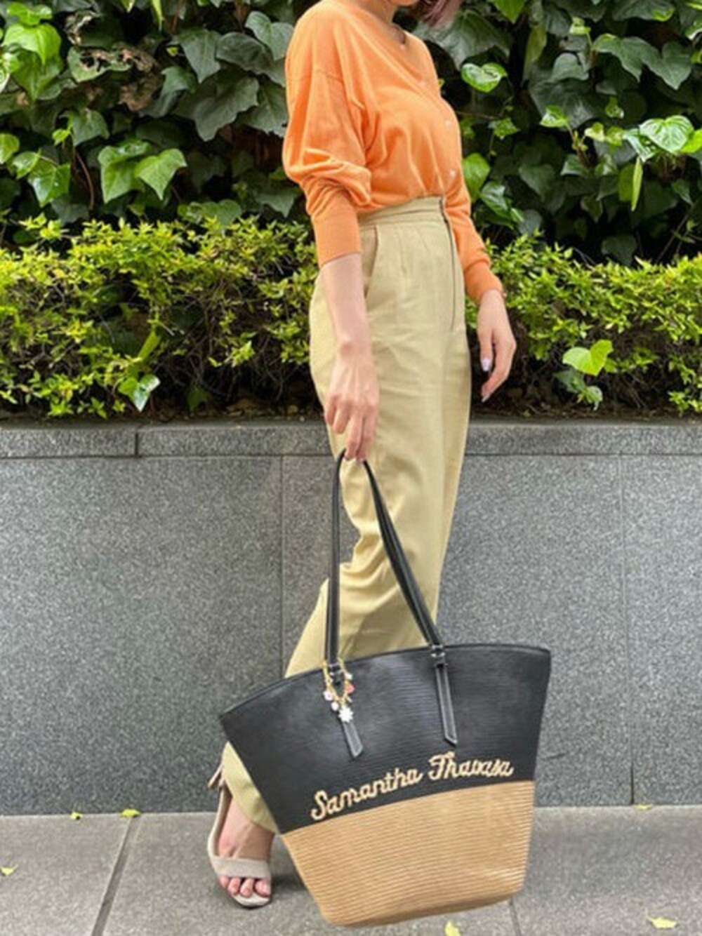 「トートバッグ、バイカラー、ロゴ、大人カジュアル、かごバッグ、春夏コーデ、Samantha Thavasa、サマンサタバサ、私の推しブランド」｜「Samantha Thavasaのバイカラーかごトートバッグ（トートバッグ、ブラック系）」を使った、SamanthaThavasaさん（レディース・160cm）の春コーディネートの1枚目の写真