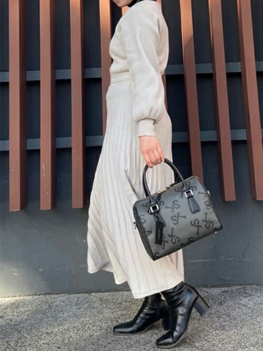 ブラック系のボストンバッグを着用したレディースの冬コーディネートの1枚目の写真