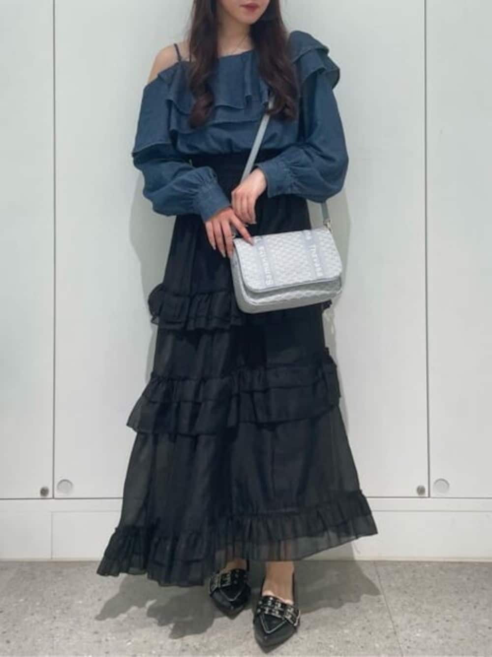 「ブラック、ブルー、ネイビー、レース、モノトーン、ロングスカート、キレイめ、モノトーンコーデ、Samantha Thavasa、サマンサタバサ」｜「Samantha Thavasaのステッチワークジャガード ショルダーバッグ（ショルダーバッグ、ブルー系）」を使った、SamanthaThavasaさん（レディース・158cm）の春コーディネートの1枚目の写真