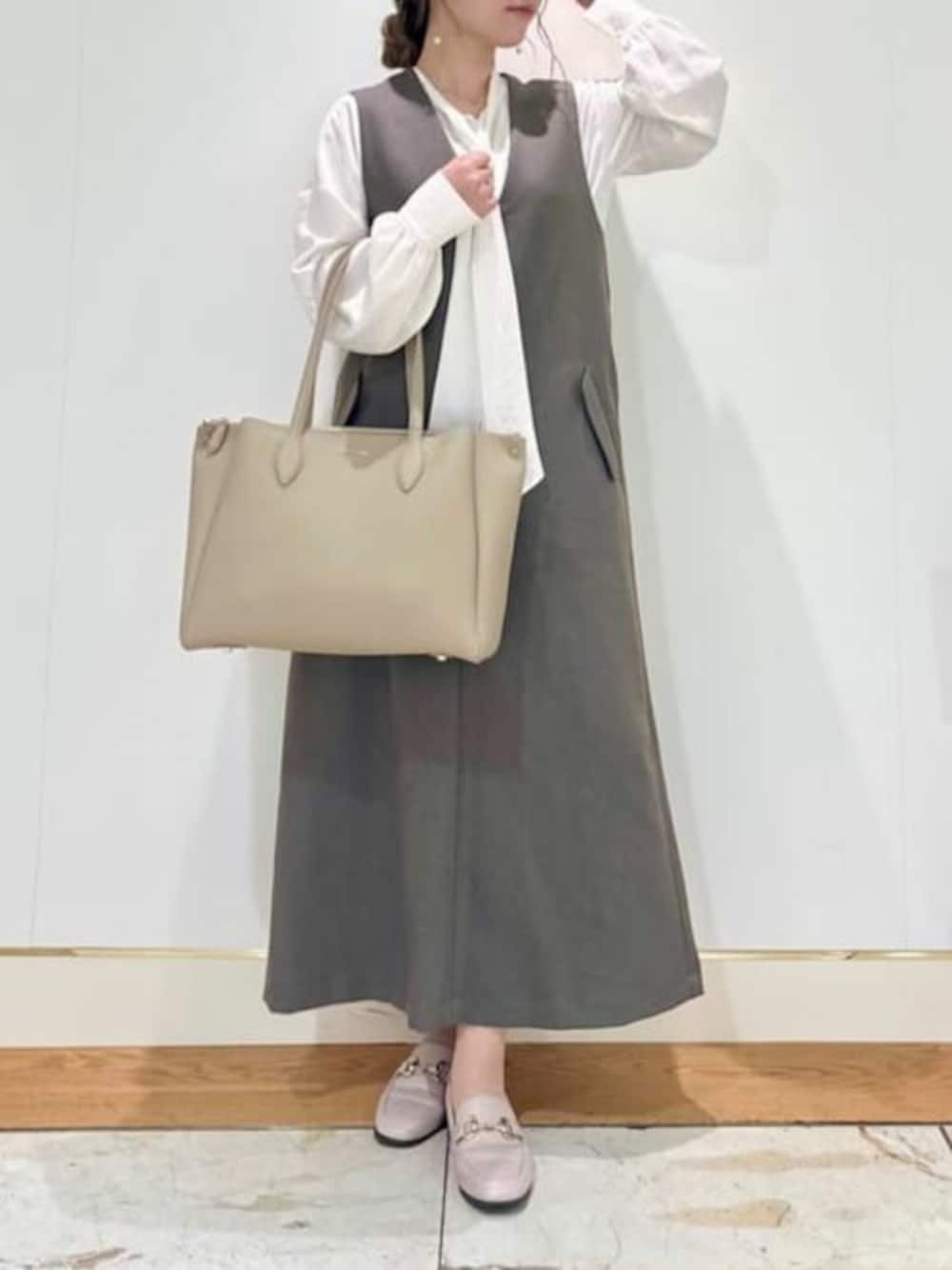 「ワンピース、ホワイト、キレイめ、大人コーデ、シャツスタイル、通勤コーデ、Samantha Thavasa、お仕事コーデ、サマンサタバサ」｜「Samantha ThavasaのDream bag for レザートートバッグ（トートバッグ、ベージュ系）」を使った、SamanthaThavasaさん（レディース・154cm）の春コーディネートの1枚目の写真