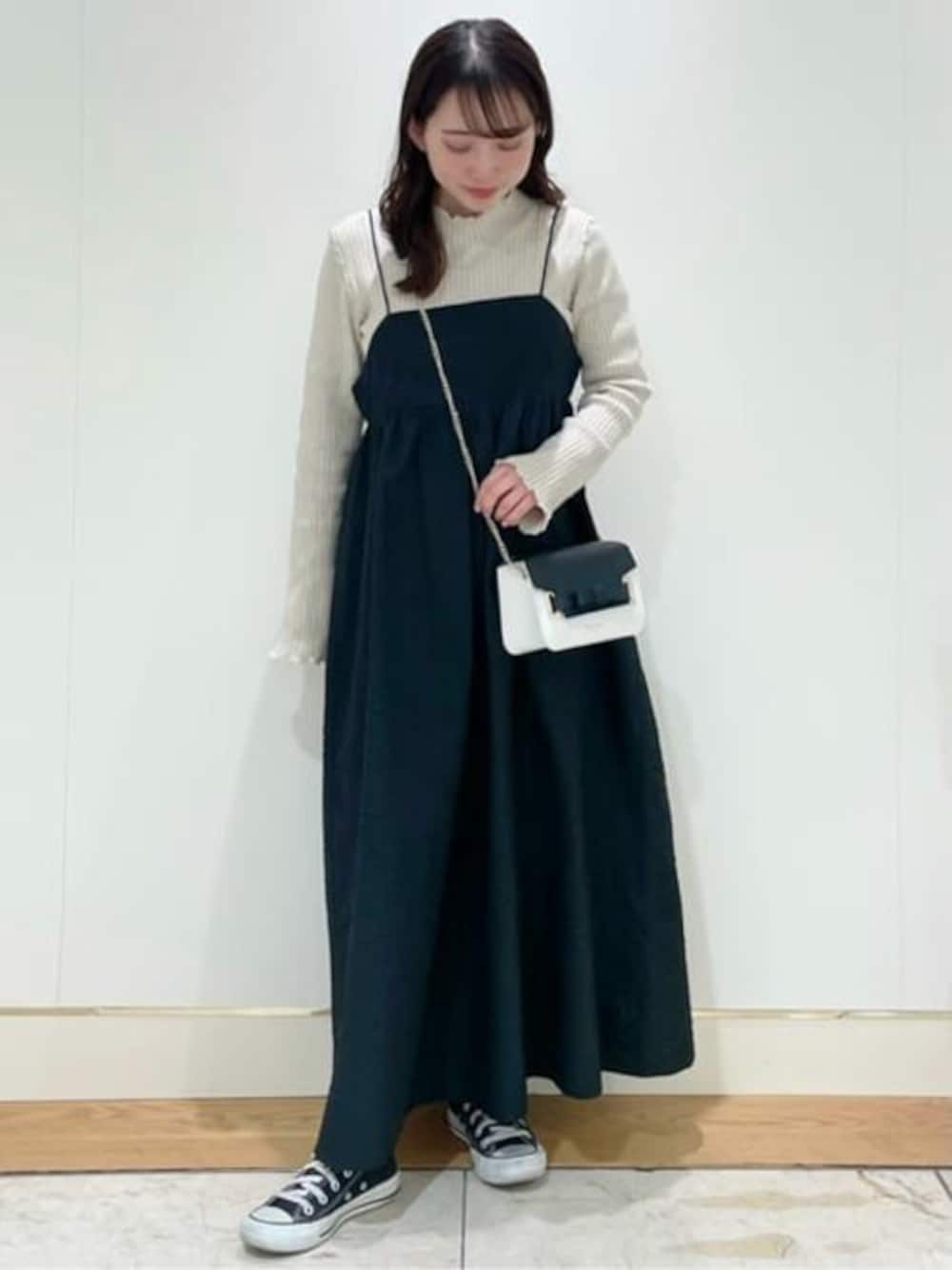 「スニーカー、ワンピース、カジュアル、ブラック、リボン、シューズ、きれいめカジュアル、Samantha Thavasa、サマンサタバサ」｜「Samantha ThavasaのエムシュシュⅢ  ショルダーバッグ 小サイズ（ショルダーバッグ、ブラック系）」を使った、SamanthaThavasaさん（レディース・160cm）の春コーディネートの1枚目の写真