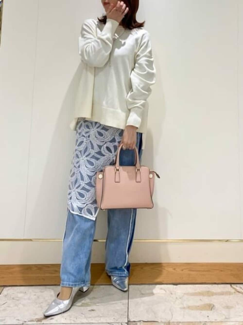 「デニム、カジュアル、ホワイト、レース、パンツスタイル、シンプルコーデ、春コーデ、Samantha Thavasa、サマンサタバサ」｜「Samantha Thavasaのバイカラーレザー ハンドルバッグ（ハンドバッグ、ピンク系）」を使った、SamanthaThavasaさん（レディース・160cm）の春コーディネートの1枚目の写真