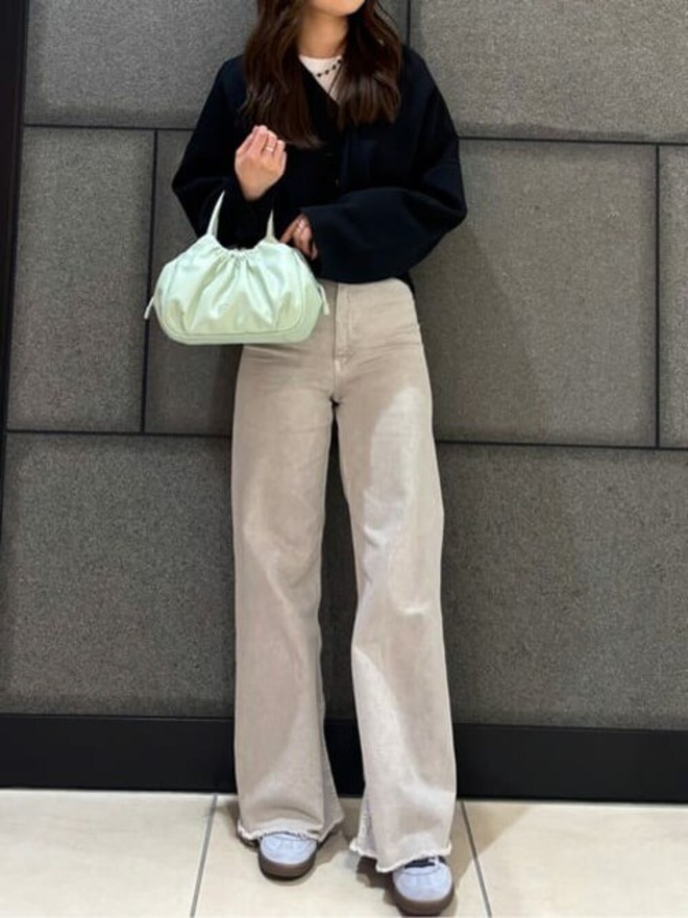 「ハンドバッグ、大人カジュアル、ミントグリーン、グリーンバッグ、モノトーンコーデ、Samantha Thavasa、カジュアルコーデ、パンツコーデ、大人かわいい、サマンサタバサ」｜「Samantha Thavasaのギャザーデザインハンドバッグ（バックパック/リュック、グリーン系）」を使った、SamanthaThavasaさん（レディース・160cm）の春コーディネートの1枚目の写真