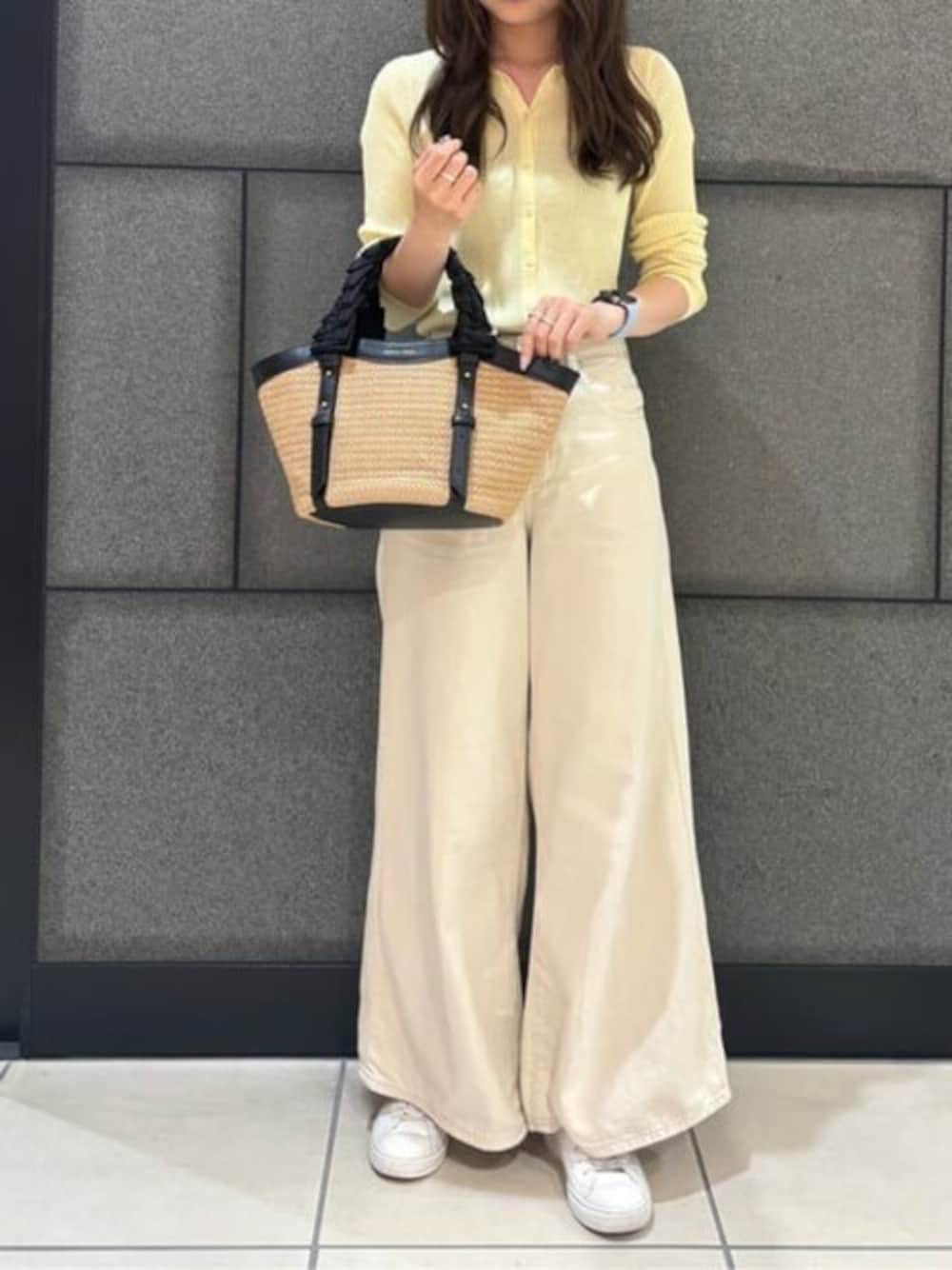 「カジュアル、夏、パンツスタイル、かごバッグ、夏コーデ、Samantha Thavasa、サマンサタバサ」｜「Samantha Thavasaの巾着付きフリルハンドルカゴバッグ（ハンドバッグ、その他）」を使った、SamanthaThavasaさん（レディース・165cm）の春コーディネートの1枚目の写真