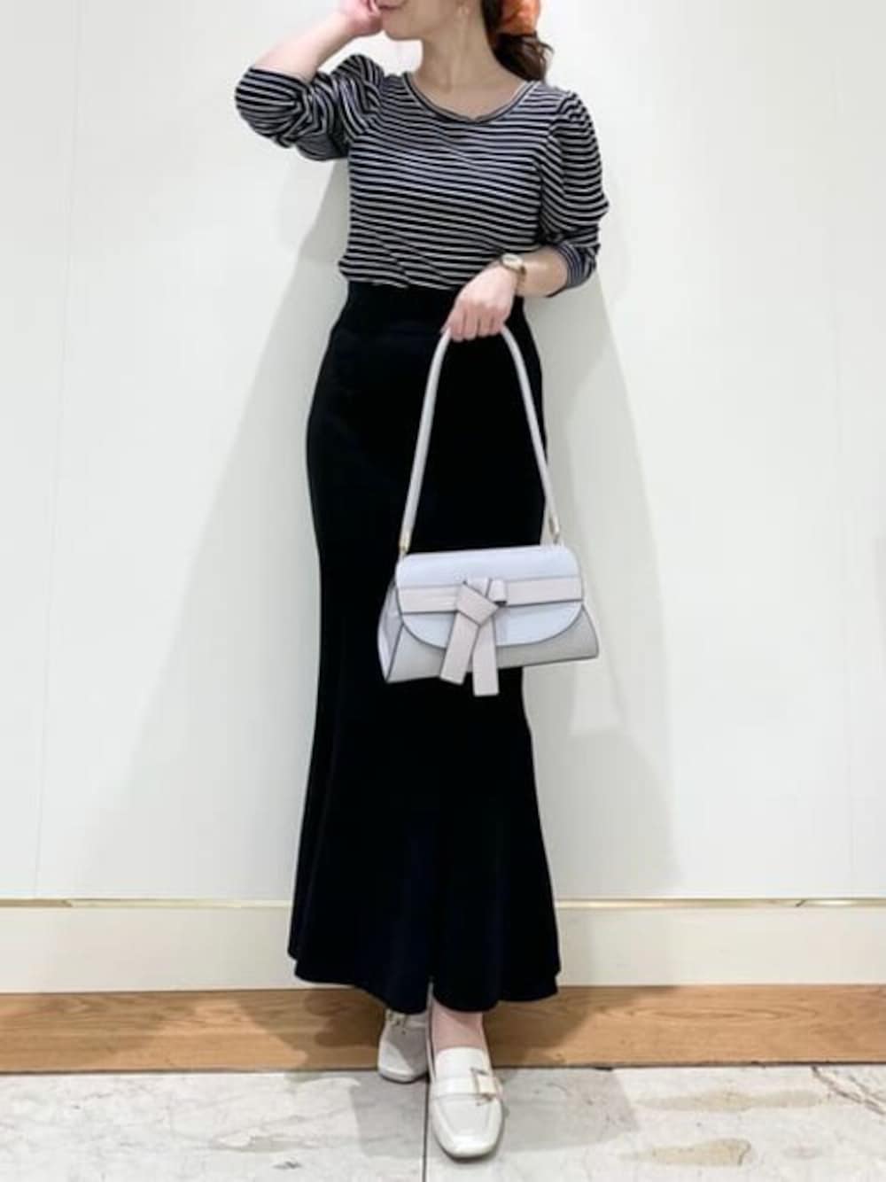 「トレンド、ブラックコーデ、リボン、モノトーン、上品、Samantha Thavasa、サマンサタバサ」｜「Samantha Thavasaのリボンベルト ワンハンドルバッグ（ハンドバッグ、グレー系）」を使った、SamanthaThavasaさん（レディース・160cm）の夏コーディネートの1枚目の写真