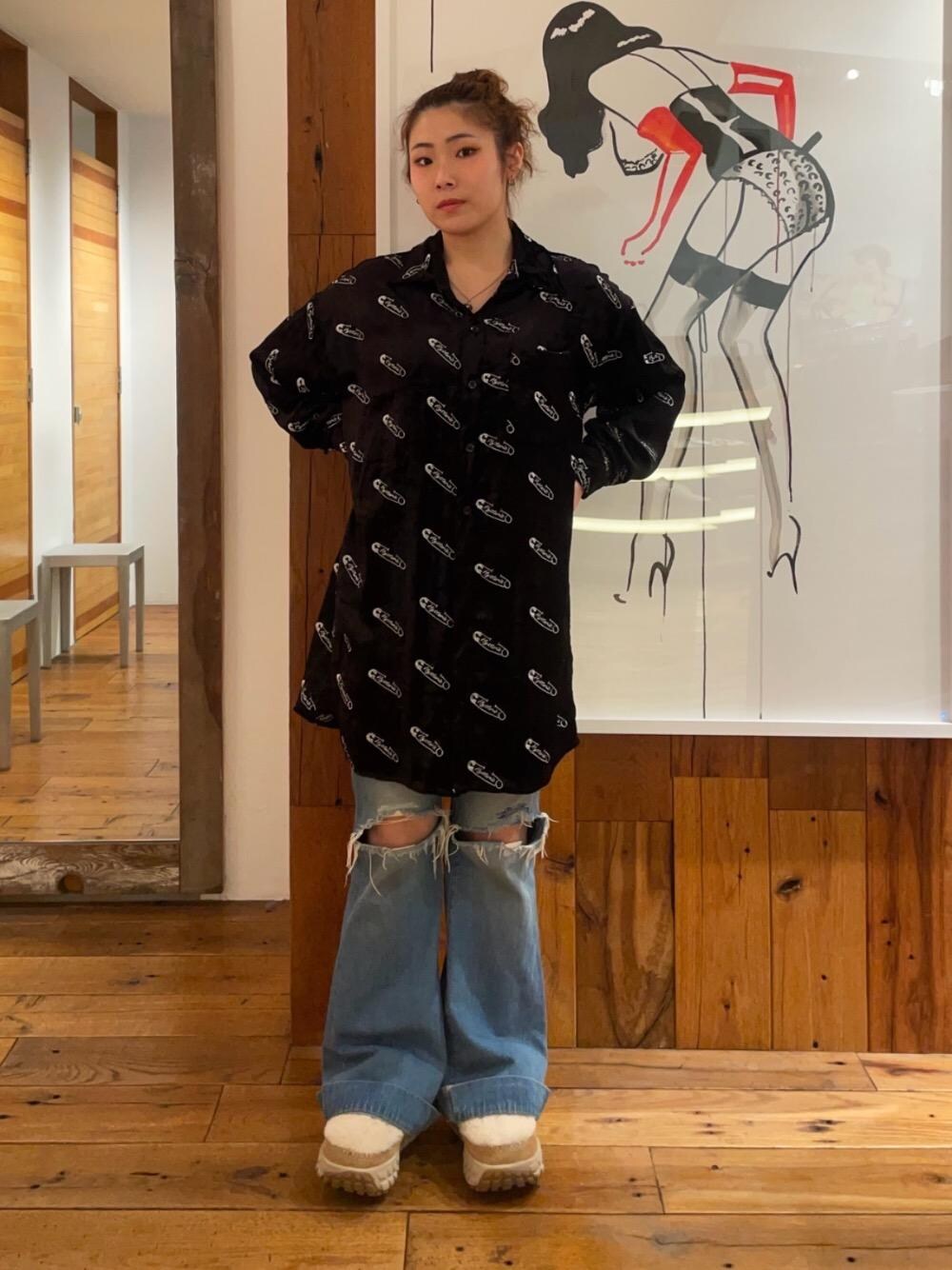 「デニム、フレアパンツ、ラフコーデ、ヒステリックグラマー、HYSTERIC GLAMOUR、シャツ 、ワンピ―ス」｜「HYSTERIC GLAMOURのローライズフレアデニムパンツ（デニムパンツ、ブルー系）」を使った、RINさん（レディース・162cm）の冬コーディネートの1枚目の写真
