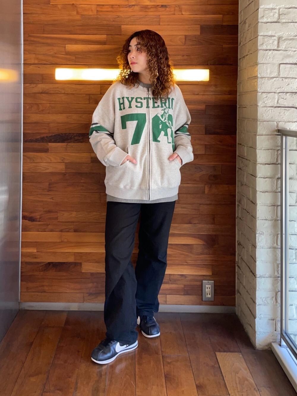 「カーディガン、スウェット、ヒステリックグラマー、HYSTERIC GLAMOUR、ワイドパンツ 」｜「HYSTERIC GLAMOURのHYSTERIC 76 オーバーサイズジャンパー（その他アウター、グレー系）」を使った、RINさん（レディース・162cm）の冬コーディネートの1枚目の写真